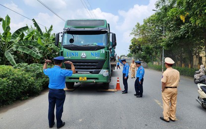 Hà Nội: Bị tổ liên ngành phát hiện vi phạm, lái xe đầu kéo khoá cửa bỏ đi trong đêm