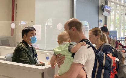 Vì sao hành khách chưa mặn mà sử dụng tài khoản định danh điện tử tại sân bay Tân Sơn Nhất?