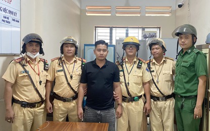 TP.HCM: Thấy xe quá hạn kiểm định, CSGT phát hiện đối tượng lừa đảo chiếm đoạt ôtô