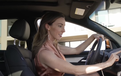 Nữ KOL nổi tiếng người Mỹ đánh giá VF 8 sang trọng, an toàn và dễ lái