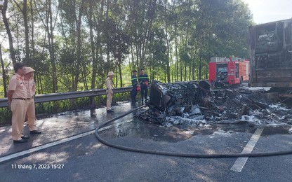Xe đầu kéo container bốc cháy ngùn ngụt trên cao tốc Pháp Vân - Cầu Giẽ - Ninh Bình