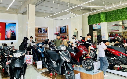 Khách mua xe máy Honda được tặng điện thoại, miễn lãi trả góp