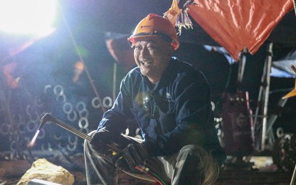 [Phóng sự ảnh]: Trắng đêm thi công đẩy nhanh tiến độ  cao tốc Quảng Ngãi - Hoài Nhơn