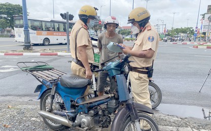 TP.HCM: Bị CSGT xử phạt, người đi "xe cà tàng" bỏ lại xe rời đi
