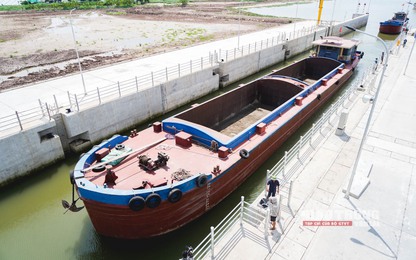 Video: Cận cảnh chuyến tàu đầu tiên thông luồng Kênh nối Đáy - Ninh Cơ