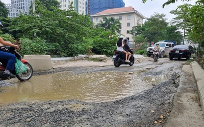 Hà Nội: 200m đường thi công dở dang như "bẫy" người đi đường