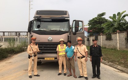 Video: Gặp CSGT, tài xế xe đầu kéo hết đăng kiểm, chở hàng quá khổ lái xe bỏ chạy trên QL2
