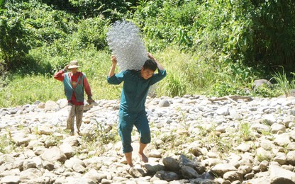 Xúc động hình ảnh hàng trăm người dân "cõng" vật liệu xây cầu treo ở Quảng Nam