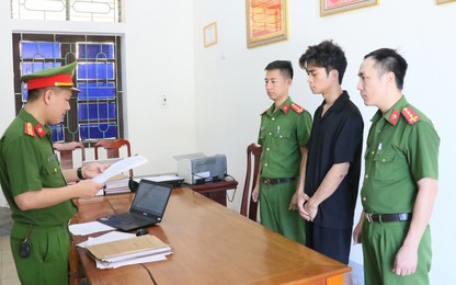 Thanh niên không đội mũ bảo hiểm, lao thẳng xe vào cảnh sát giao thông