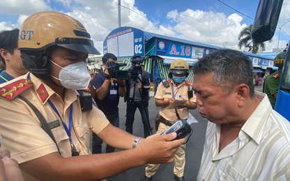 TP.HCM: CSGT vào Bến xe Miền Đông kiểm tra nồng độ cồn, test ma tuý tài xế xe khách
