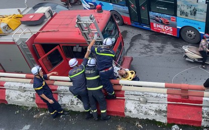 Hà Nội: Cứu hộ nạn nhân TNGT ngã từ cầu Chương Dương xuống đường Trần Nhật Duật