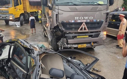 Video: Rùng mình khoảnh khắc xe tải "hổ vồ" suýt lấy đi 3 mạng người trên ôtô con