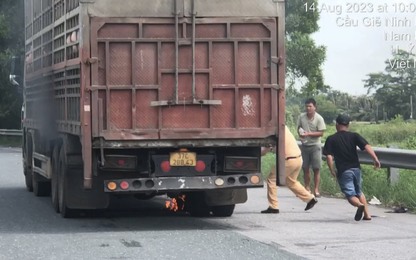 Video CSGT nhanh trí dập tắt đám cháy nổ lốp xe tải trên cao tốc