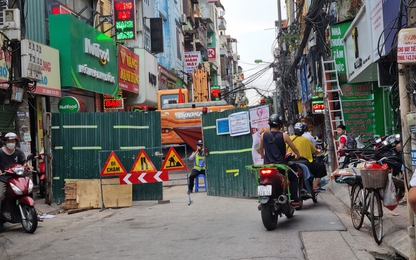 Hà Nội: Người đi đường "chịu trận" vì hàng loạt "lô cốt" Dự án Nhà máy xử lý nước thải Yên Xá