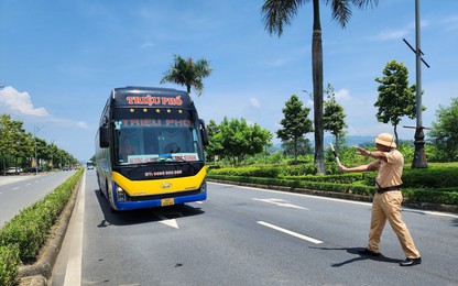 CSGT mật phục ghi hình kiểm soát, xử lý ôtô vi phạm tốc độ ngay trung tâm TP. Lào Cai