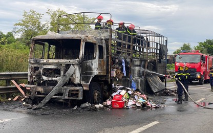 Xe tải bốc cháy ngùn ngụt trên QL1A qua Quảng Nam lúc rạng sáng