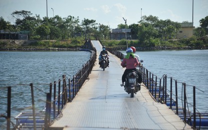 5 nông dân vay tiền ngân hàng xây cầu qua sông Thạch Hãn để dân đi lại thuận tiện