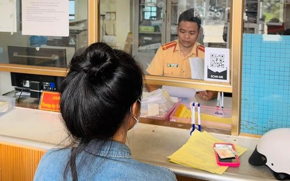 Quảng Trị: Nữ sinh viên điều khiển xe máy "làm xiếc" trên đường Hùng Vương