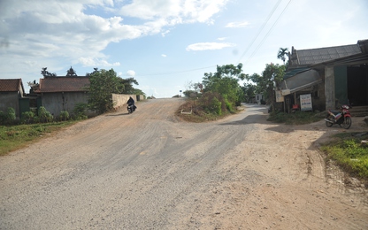 Quảng Trị: Vướng mặt bằng, công trình đường nối lên cầu An Mô dở dang, mất ATGT