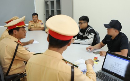 Cảnh sát khống chế thanh niên đi xe phân khối lớn tông bị thương thiếu tá CSGT