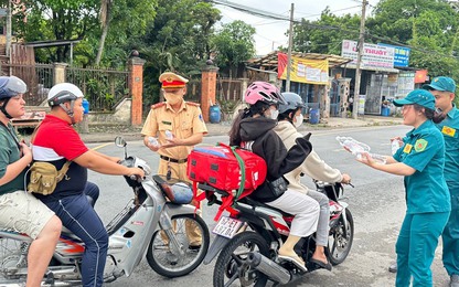 CSGT tặng nước suối, khăn lạnh hỗ trợ người dân về quê nghỉ lễ 2/9