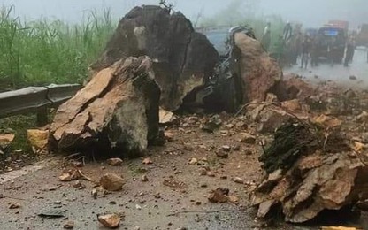 Video khối đá nặng hàng tấn từ trên đồi rơi trúng ôtô lưu thông trên QL6 qua Hòa Bình