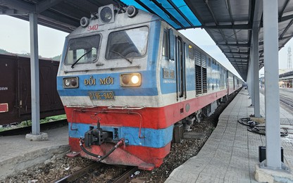 Công nhân đường sắt cứu người thoát chết trong gang tấc