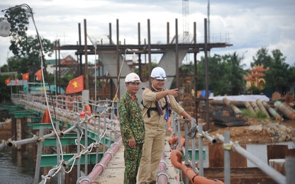 Cận cảnh thi công cầu 500 tỷ vượt sông Thạch Hãn