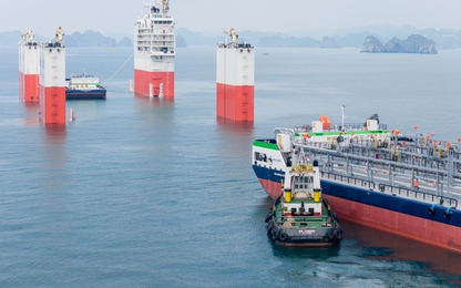 Cận cảnh quá trình đánh chìm tàu mẹ Hua Rui Long để đưa 2 sà lan biển lên tại vịnh Lan Hạ