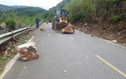 Đá rơi trên QL12 qua Lai Châu gây hư hỏng hàng rào ngăn trên mái taluy dương