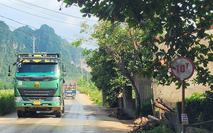 Hòa Bình: Xe tải "hổ vồ" bất chấp biển hạn chế trọng tải, vô tư vào mỏ đá Long Đạt chở hàng