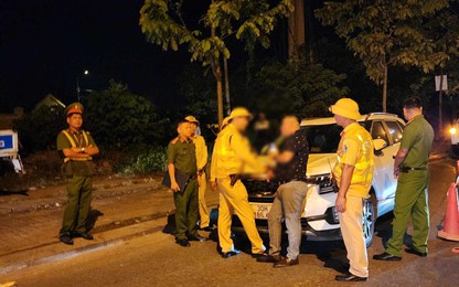 Hà Nội: Từ chối kiểm tra nồng độ cồn, nam thanh niên rút "thẻ đỏ", khoe quan hệ "khủng"