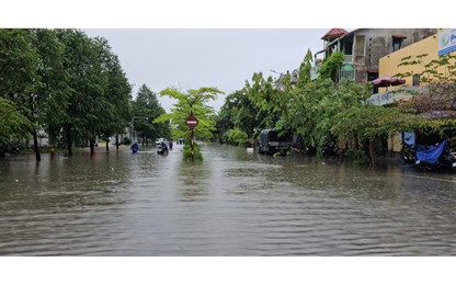 Mưa to kéo dài, nhiều tuyến đường ở Huế, Đà Nẵng ngập cục bộ