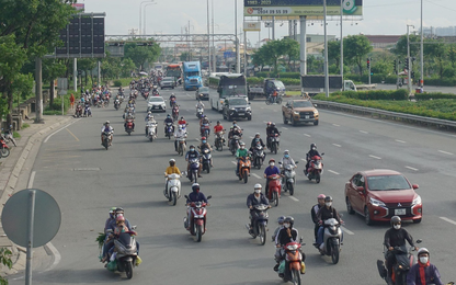 Cận cảnh người dân lỉnh kỉnh đồ đạc quay lại TP.HCM sau kỳ nghỉ lễ 2/9, không có ùn tắc