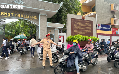 TP.HCM: CSGT đội mưa phát tờ rơi, đảm bảo ATGT ngày khai giảng năm học mới