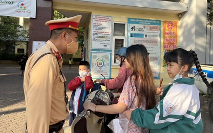 Hà Nội: CSGT ra quân xử lý học sinh chưa đủ tuổi đi xe máy đến trường