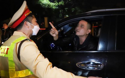 Video lái xe ô tô tự nhận tâm thần, vi phạm nồng độ cồn "khủng", chỉ tay vào mặt CSGT