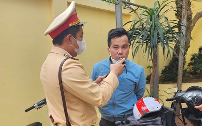 Hà Nội: Video "dính" nồng độ cồn khủng, lái xe nói uống 1 cốc bia