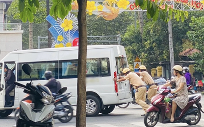 Video CSGT TP. HCM giúp tài xế đẩy ôtô chết máy