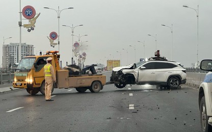 Hà Nội: Ôtô biến dạng sau TNGT trên cầu Vĩnh Tuy