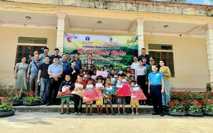 CBCNV ngành bảo đảm an toàn hàng hải tặng quà Tết cho học sinh vùng cao Nghệ An