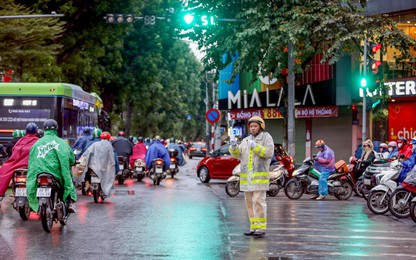 CSGT Hà Nội chủ động phân luồng chống ùn tắc trong mưa rét