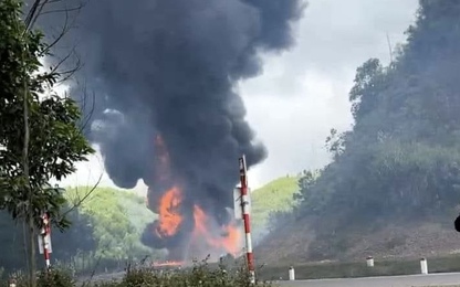 Xe bồn chở xăng bị lật và bốc cháy trên QL26 qua Đắk Lắk