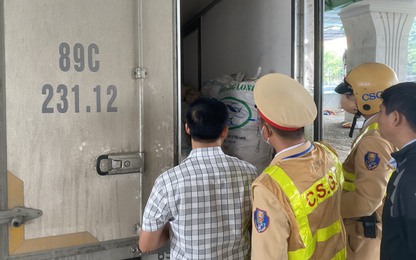 CSGT Hà Nội ngăn chặn hơn 1 tấn mỡ lợn bốc mùi đang trên đường đưa đi tiêu thụ