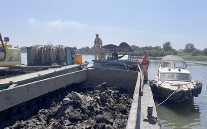 TP. HCM: Cảnh sát đường thuỷ bắt quả tang sà lan nạo vét bùn đất trái phép trên sông Tắc