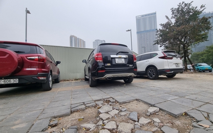 Hà Nội: Ô tô chiếm trọn vỉa hè công viên Cầu Giấy