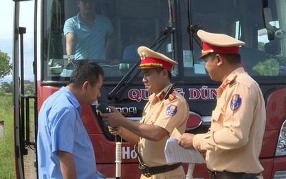 CSGT Quảng Trị phát hiện, xử phạt nhiều tài xế không có GPLX, dương tính với ma túy