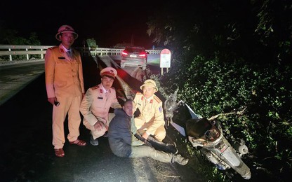 CSGT Quảng Trị quật ngã, khống chế đối tượng vận chuyển ma túy trên Quốc lộ 9