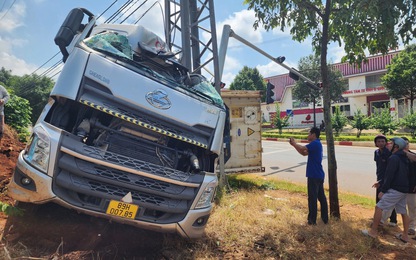 Đắk Lắk: Xe container mất lái lật nghiêng bên đường tránh Tây TP. Buôn Ma Thuột, tài xế may mắn thoát nạn