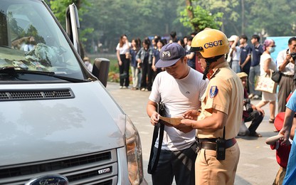 CSGT xử phạt hàng loạt trường hợp dừng, đỗ sai quy định dịp Kỷ niệm 70 năm Ngày Giải phóng Thủ đô